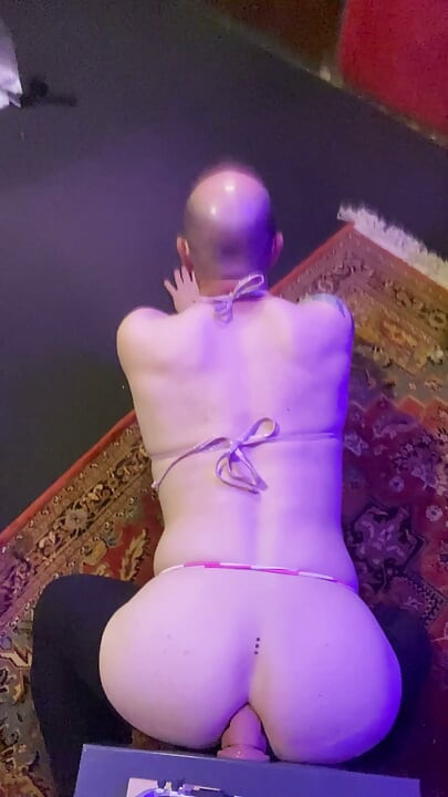 सिसी स्लट डिल्डो को चोद रही है जैसे एक पूर्ण बॉटम जो लड़की बनने और डैडी टॉप के मालिक होने की दीवानी हो