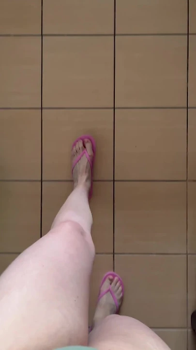 Pov: suara sandal jepit berjalan