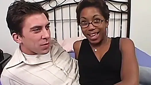 Cewek semok kulit hitam ini dicrot di dalam banyak banget