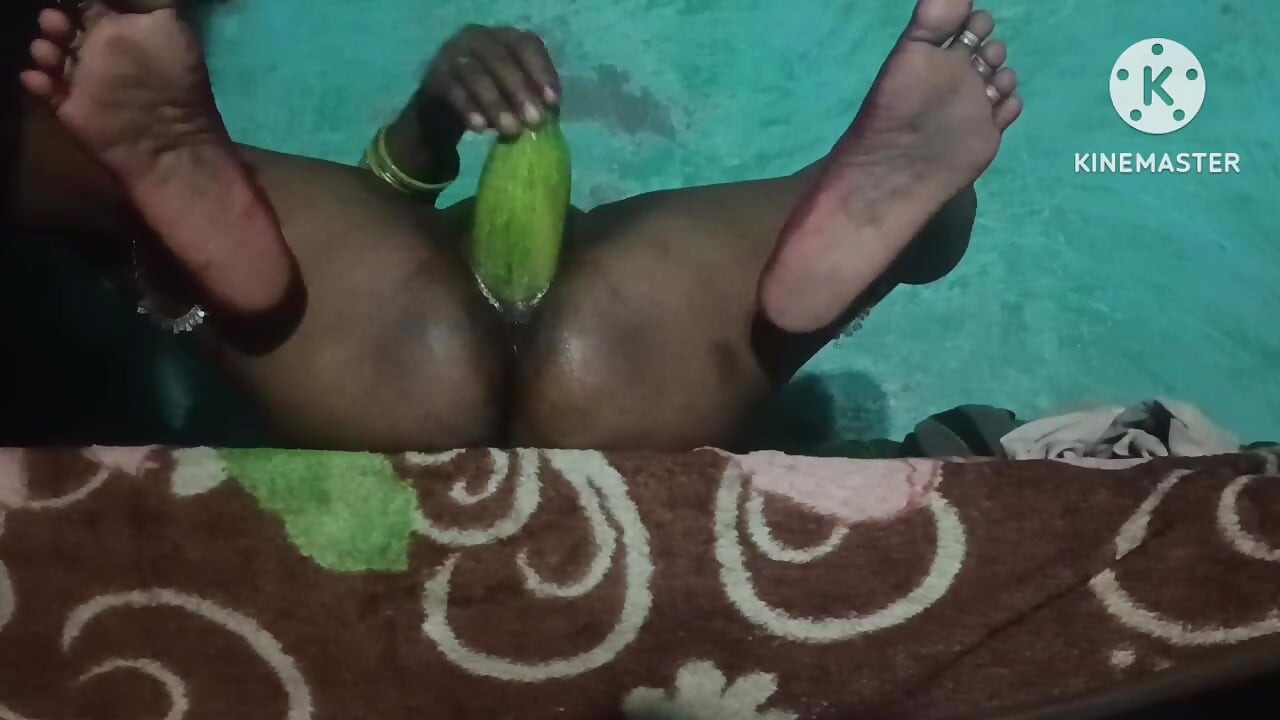 Bhabhi ki chut ka kheera dalke pani nikala