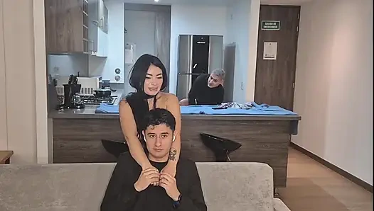 Ohne nachzudenken habe ich die Schwester meiner besten Freundin gefickt, während wir ein Footballspiel schauen