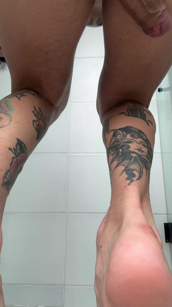 巨人用他巨大的自慰，展示他的脚印和脚。