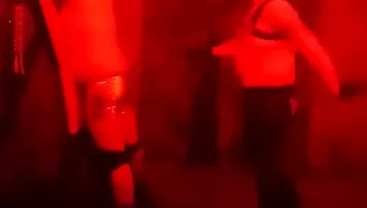 Köpek kırbaçlanıyor