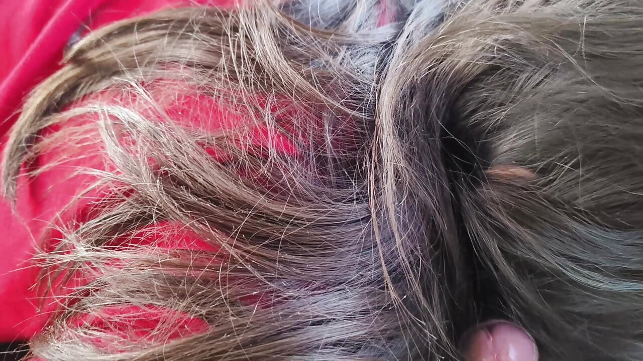 Vriendin geeft een pijpbeurt aan haar vriendje in autoseks in het openbaar