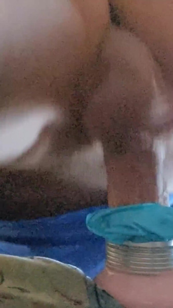 在花瓶里用橡胶手套尖叫高潮