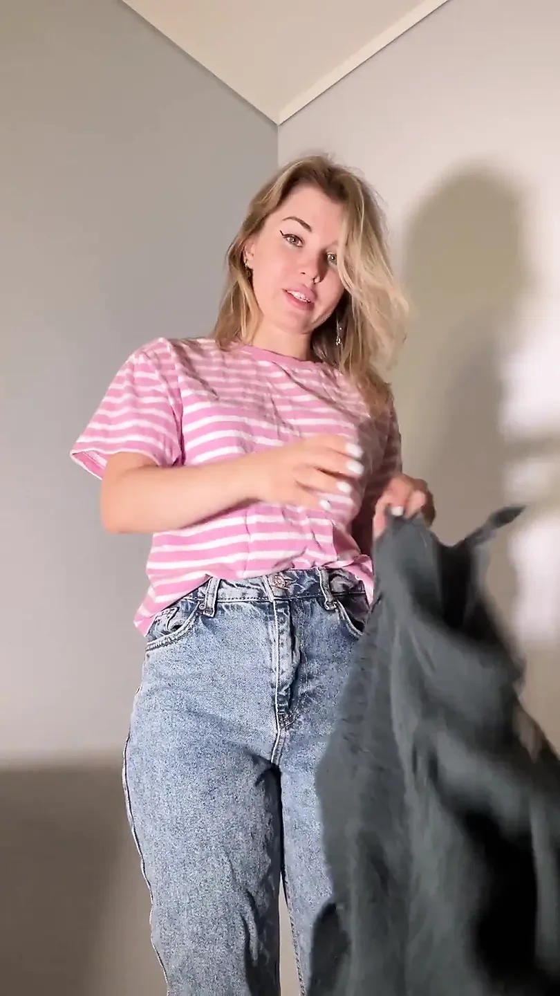 你坐在那里, 我为你穿衣服