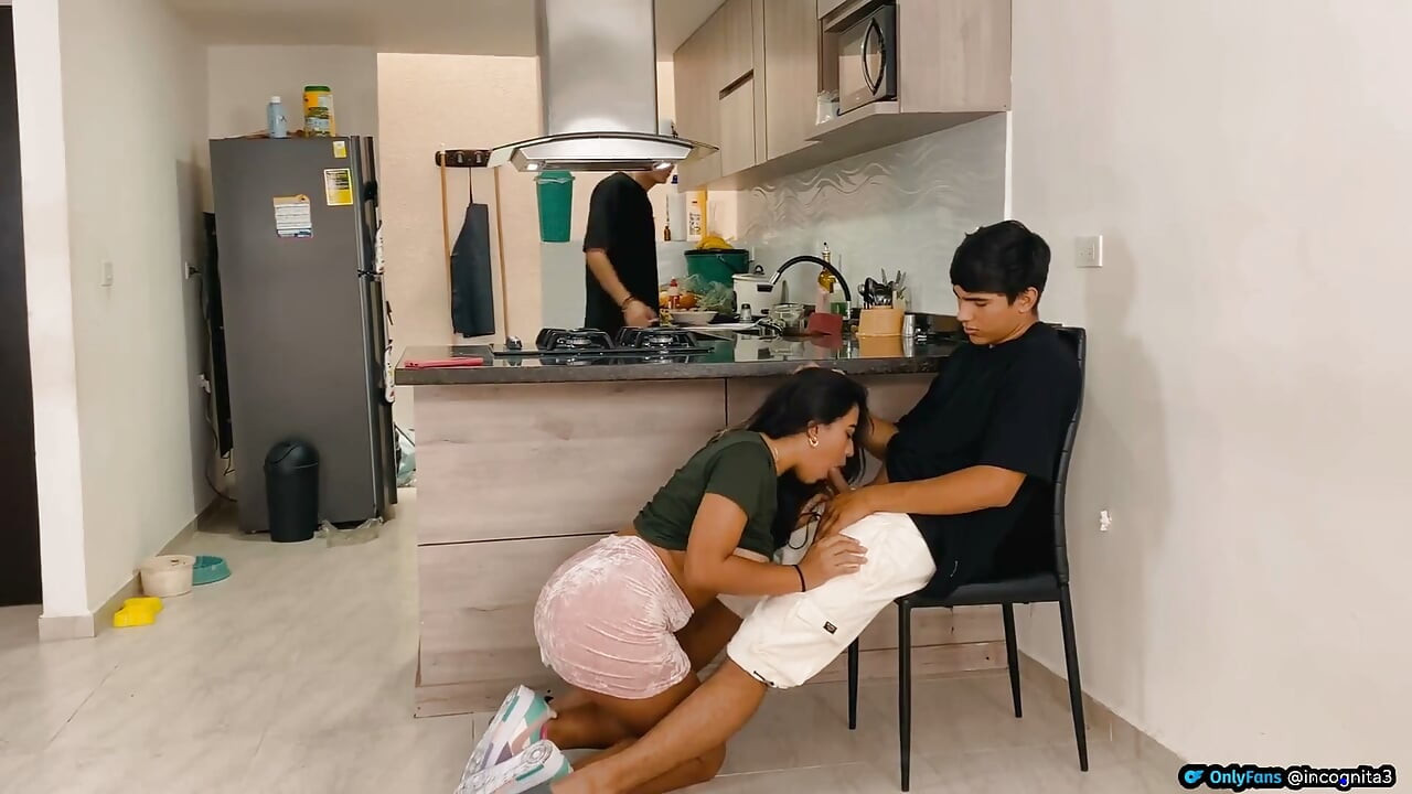 집에 초대하는 친구의 여친을 따먹어
