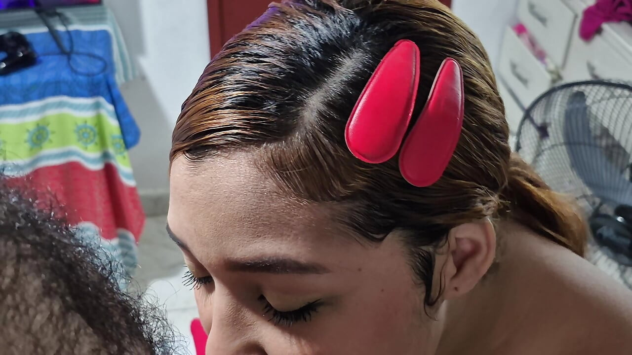 Venezuelan Arrived in the United States and Lets Herself Be Recorded, but with Great Shyness.