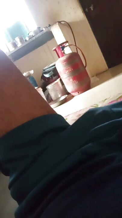 Pantolonun içinde kalkan sik