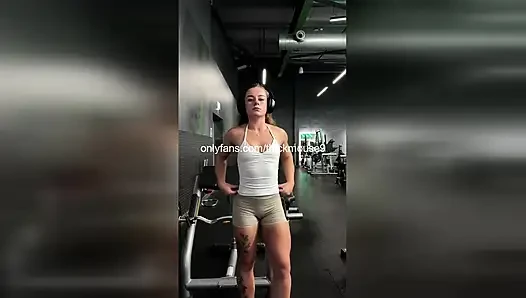 Üvey babam beni fışkırtarak yakalıyor: yoğun cezalı sikiş!