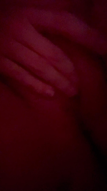 Napaljeni tip prstima malu kurvicu