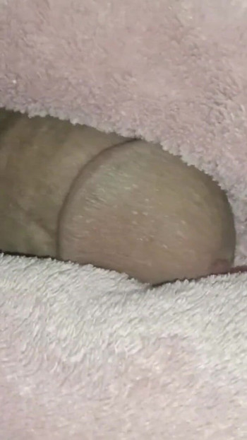 Morate vidjeti trenutak iz "Two Cum Continue - Alone Boy Masturbating"