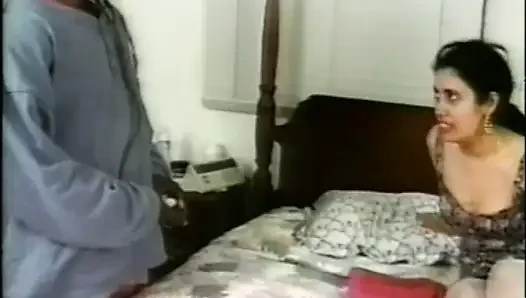 Büyük sert siyah yarak için edepsiz bir esmerin küçük götü