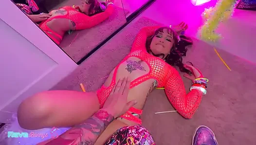 Memek berbulu bunny fae dientot habis-habisan sama neon blacklight!