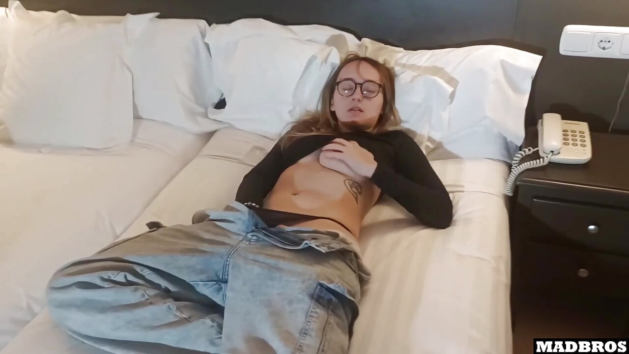 Egy csinos spanyol lány maszturbál, és az új szobatársa megdöngeti !!