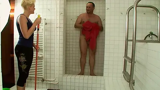 Vollbusige blonde MILf aus frankreich bekam schwanz im badezimmer tief in den hals