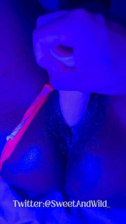 Ebenholzgöttin leckt: Neon-tanga &dildo-squirting