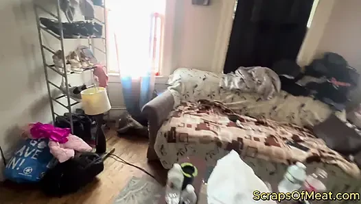 Yüksek hayatı yaşayan çömelmiş kadın harap olmuş trap ev dairesini geziyor!