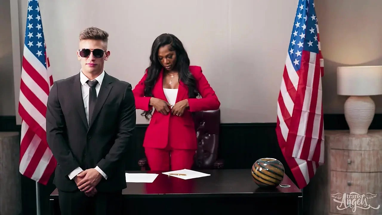 变性天使 - tgirl kourtney dash和trevor Brooks在行政套房里