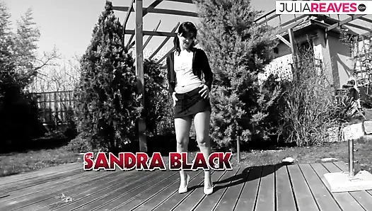 Pelacur melongo dalam kesenangan saat dua kontol besar menyodok lubangnya