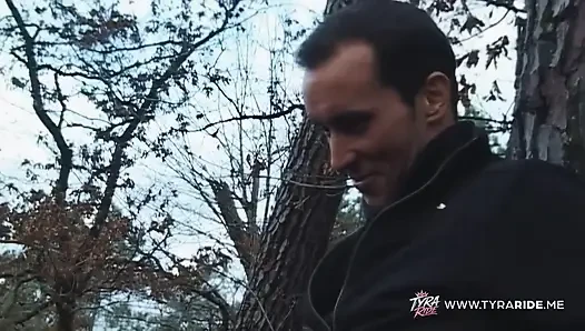 Ateşli banyoda ve ormanda sarışın ve esmer karşılaşmalar