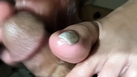 Acoletteyyy's White Toes Made His Pulsating Cock Gushed a Huge Cock Milk with Her Rounded Toe Pads