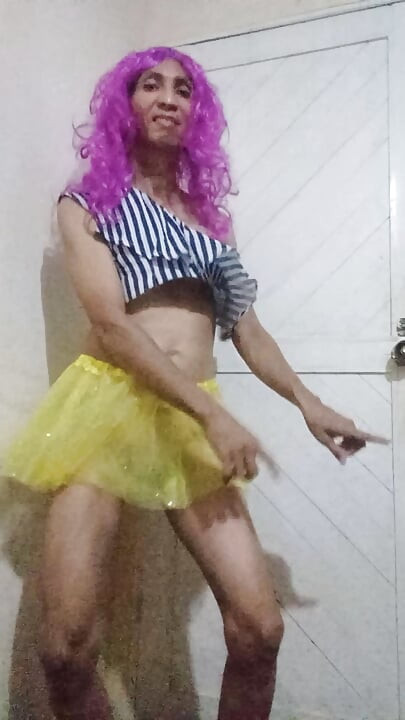 Maricas dançando italodisco music
