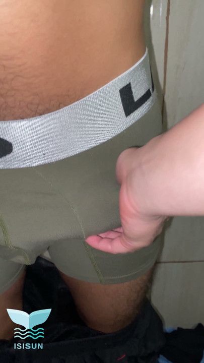 Aku berhubungan seks dengan teman di gym. Dia mengajakku untuk berhubungan seks di kamar mandi, dan aku sangat terangsang sehingga aku menerimanya | Clip 1