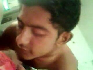 Симпатичная подруга-бангла из колледжа Bangla трахается с трахом старшего
