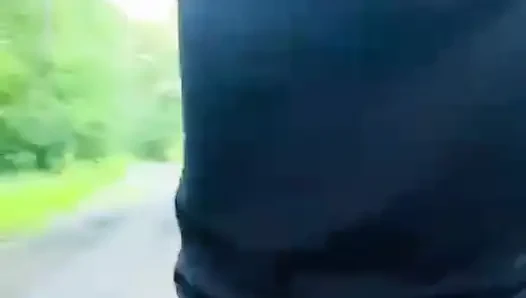 Erkekler için bir sürtük olduğumu onaylıyorum (bölüm-3) yarağı gösteren bisiklet ana yoluna biniyorum, kısa şortlu)