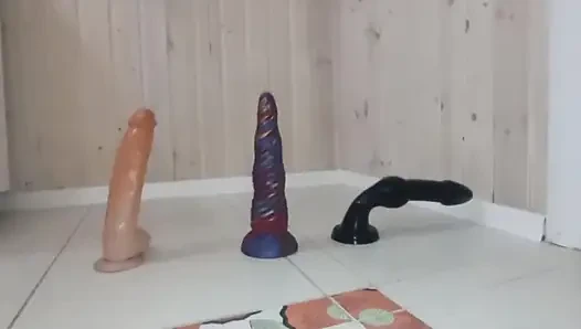 En sevdiğim dildolar. Tek tek götümle üzerlerine oturuyor ve her birini çişini yapıyorum