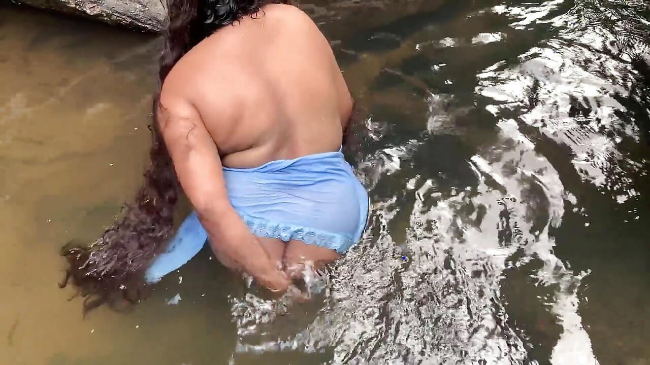 Eu vivo em uma cabana na selva, e como eu estava indo para o riacho para banho, um homem estranho se aproximou de mim