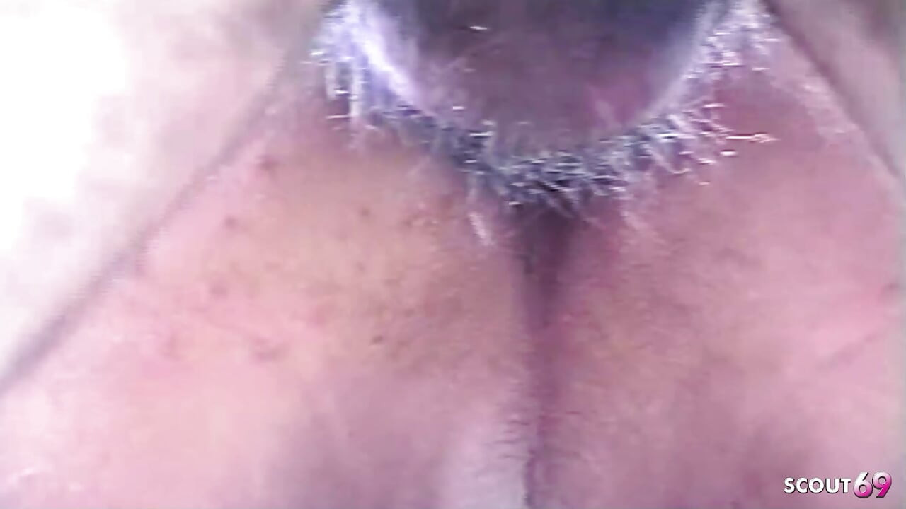 Facet pieprzy Shemale w ciasnym dupku i spuści się na zewnątrz