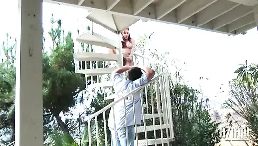 Atletik kızıl saçlı bebek Shannon ile kamera arkası