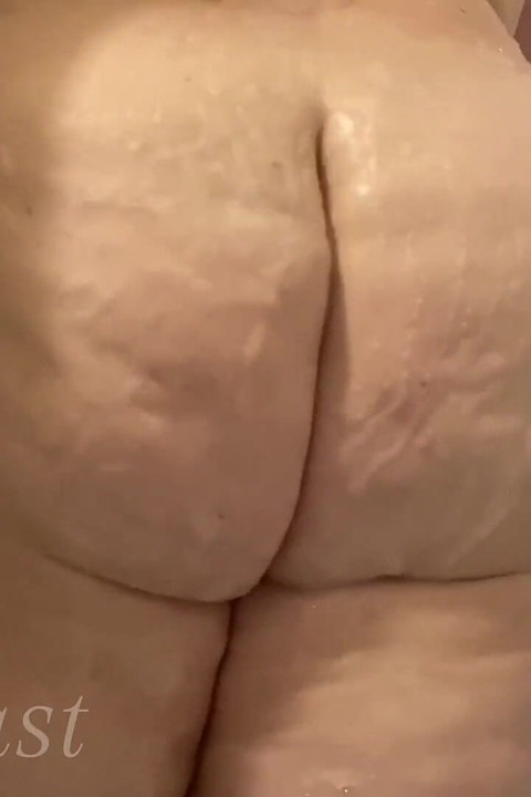 Péter dans des pets torrides sous la douche : gros plan avec mon gros cul juteux en donnant des instructions de branlette : Bella Blast