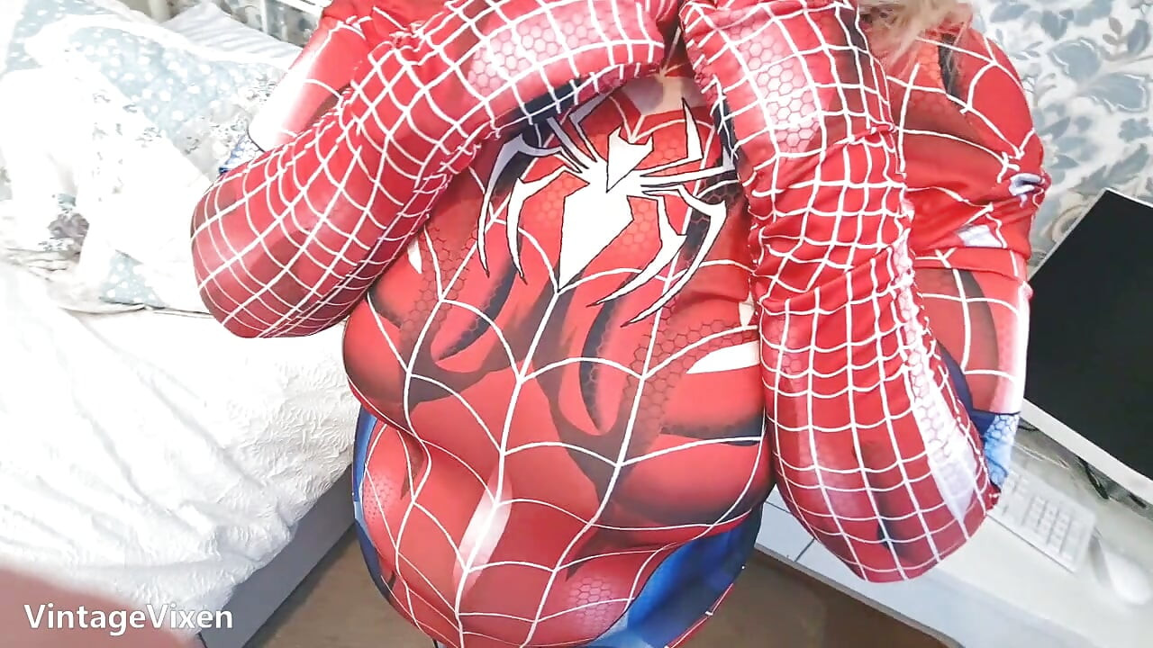Süßes oder Saures mit der sexy BBW-Spinnenfrau mit großen reifen Titten