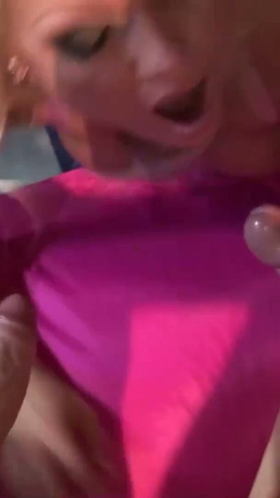 Blonde Milf steht auf Bukkake Partys denn sie braucht das sperma | Clip 1