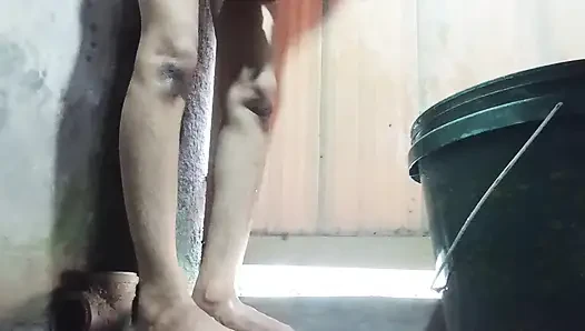 Desi bhabhi nackt badet für ihren liebhaber, zeigt haarige schwarze muschi und dünnen arsch.