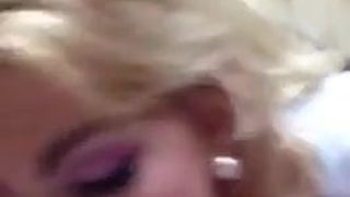 Блондинка-гопница сосет большой член в видео от первого лица