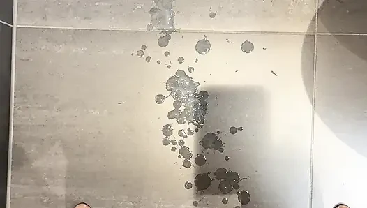Yere çok boşalana kadar sert yarağıma mastürbasyon yapıyorum