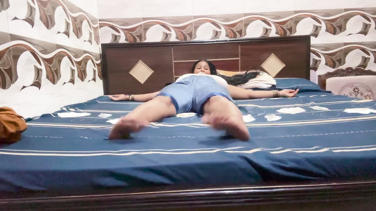 하드코어 야간 섹스를 위해 의붓오빠에게 옷을 벗는 인도 의붓여동생