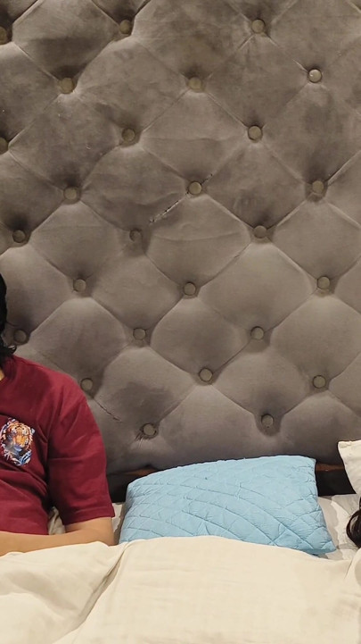 Fiul vitreg excitat împarte patul cu mama vitregă - 1