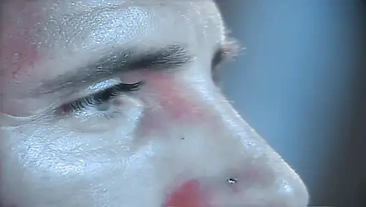 Zwei junge models teilen sich einen schönen schwanz in den arsch.