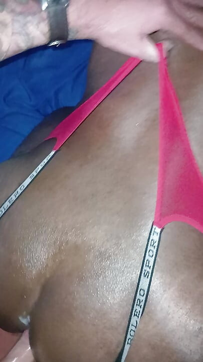 Ladyboy de culoare îmi ia tot laptele doar băgându-mi pula