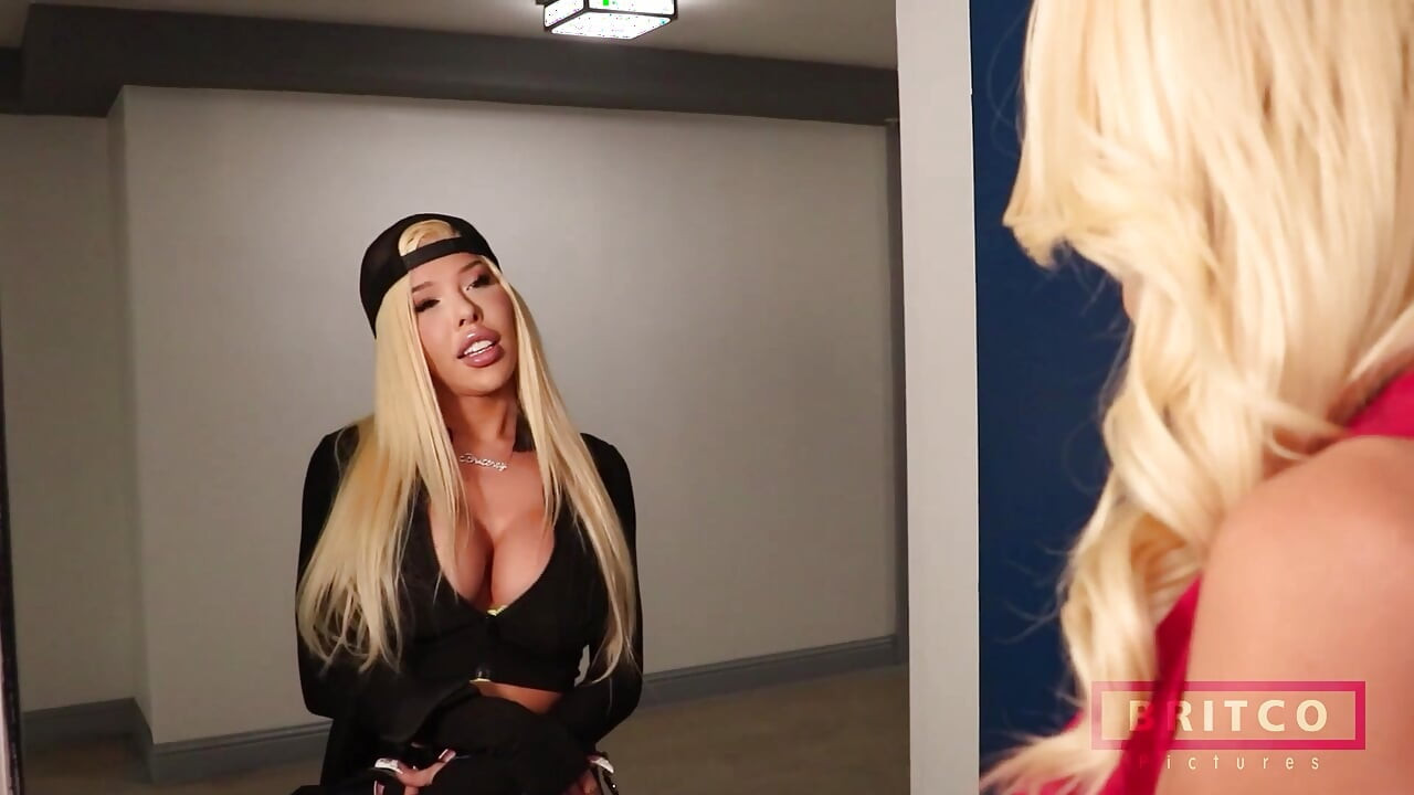 Plavuša s velikim sisama Brittany Andrews uživa u kurcu TS slatkice Brittney Kade!
