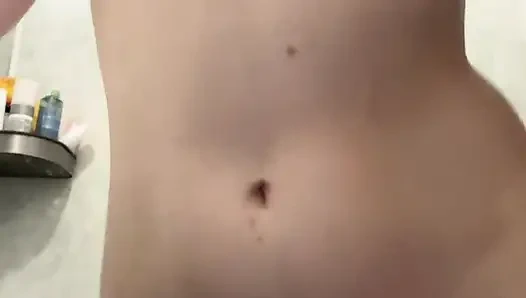 Мокрая девушка ласкает ее тело в душе