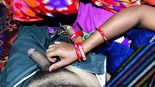 Orta yaşlı seksi kadın uzun ve sıkı bir muz seviyor