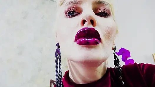 Vinylgloss ruj ısırıyor