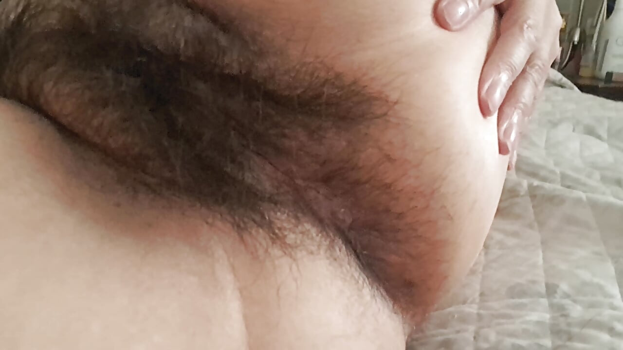 Madrastra mostrando su culo peludo y su coño muy peludo l