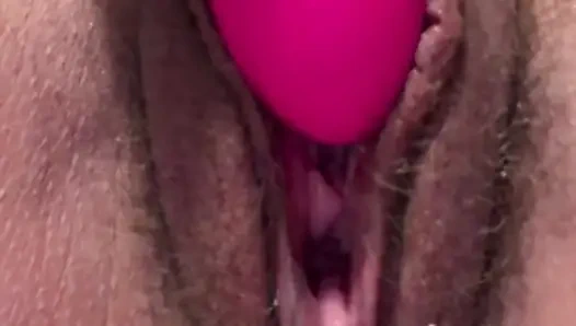 Istri merekam masturbasi memek basah berbulu closeup